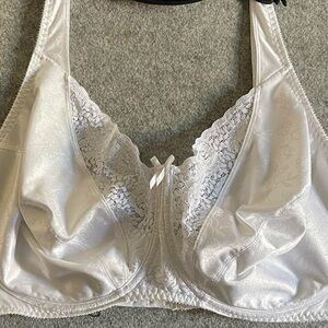 Playtex Elegant White Lace Bra
